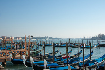Fototapeta premium Venezianische Gondeln an der Lagune
