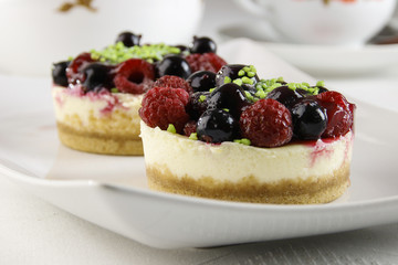 Mini-Käsekuchen mit Beeren