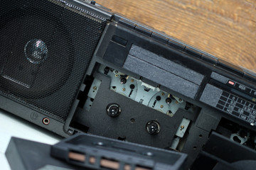 Старый магнитофон и аудиокассеты