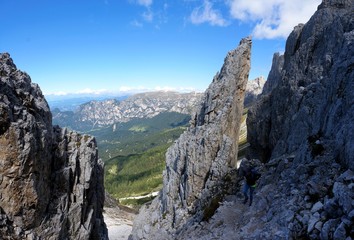 Wanderin unterwegs alleine zwischen Felsen in den Dolomiten / Naturpark Rosengarten