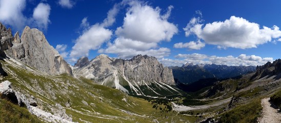 Fototapeta na wymiar Traumhafte Panorama Aussicht auf Felsen und Berge in den Dolomiten / Naturpark Rosengarten