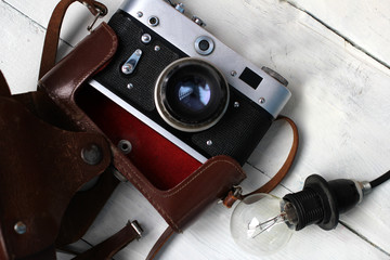 Ретро, винтаж, страый фотоаппарат и лампочка