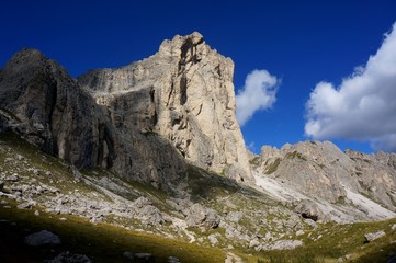 Gebirgs und Felsenlandschaft im Naturpark Rosengarten Schlern / Felsen und Blauer Himmel