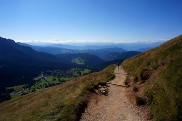 Unterwegs auf Wanderweg in S&uuml;dtirol und Aussicht auf umliegende Berglandschaft
