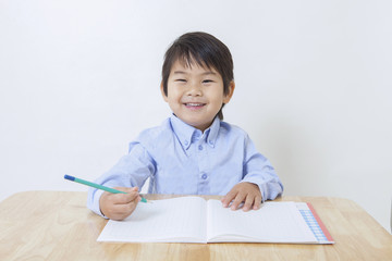 勉強する子供