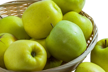 Pommes Golden en tas  dans une corbeille sur fond blanc