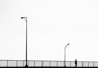 Frau überquert Brücke in Maastricht