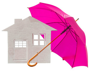 maison à l'abri d'un parapluie rose, concept assurance habitation