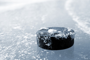 Naklejka premium Hockey puck lying on a ice rink.