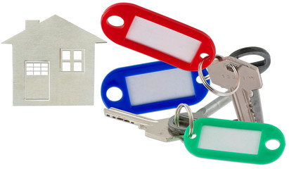 maison, clés avec porte-étiquettes, fond blanc