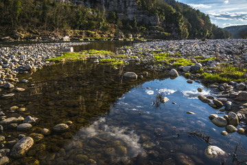 Ardèche,paysage avec rivière et reflets