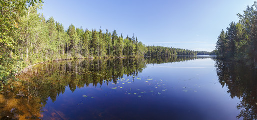 Большое синее озеро в летний день на Соловецком острове © Тищенко Дмитрий