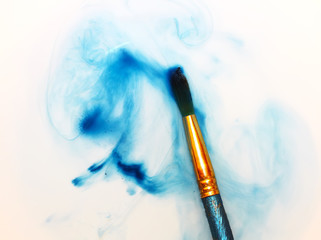 Naklejka premium Brush closeup dip with watercolor paint