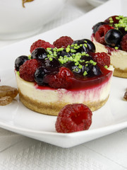 mini cheesecakes with mixed berries 