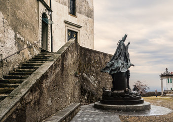 Obraz premium Statua di Papa Paolo VI in bronzo al Campo dei Fiori