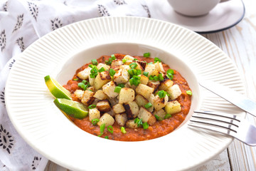 Stewed kohlrabi cabbage with lime and tomato sause