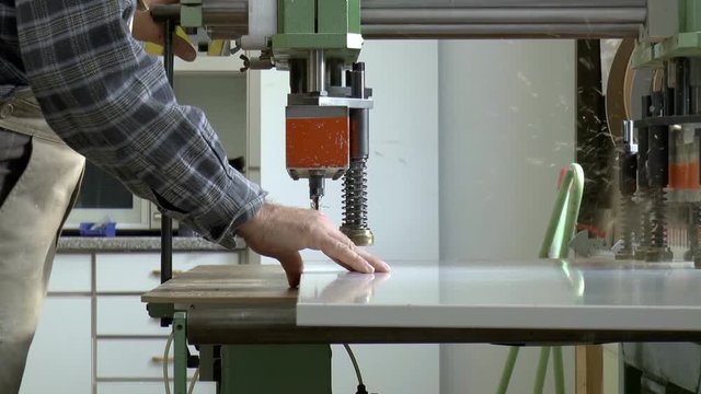 Arbeiten in einer Schreinerwerkstatt