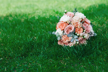 Obraz na płótnie Canvas Wedding bouquet on grass with copy space
