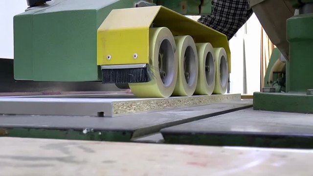 Arbeiten in einer Schreinerwerkstatt