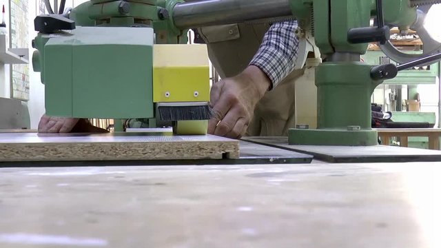 Arbeiten in einer Schreinerwerkstatt
