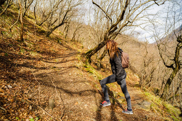 Naklejka premium woman tourist traveling through Romania. Domogled