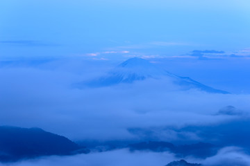 Obraz premium 夜明け頃の富士山と雲海