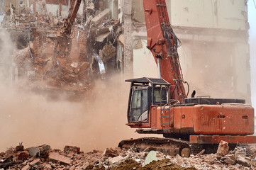 City house demolition with big hydraulic scissors