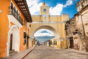 Fototapeta na wymiar Colonial houses in tha street view of Antigua, Guatemala.