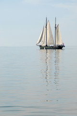 zeilboot vaart rustig op zee © Carmela