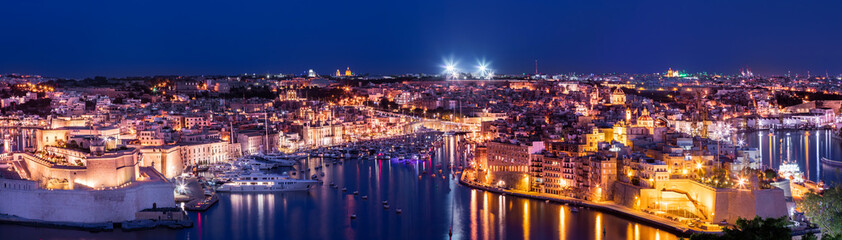 Fototapeta na wymiar Malta Valletta Panorama Night Harbor Vittoriosa