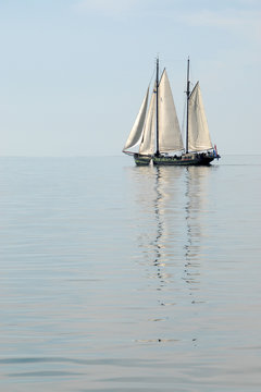 zeilboot vaart rustig op zee