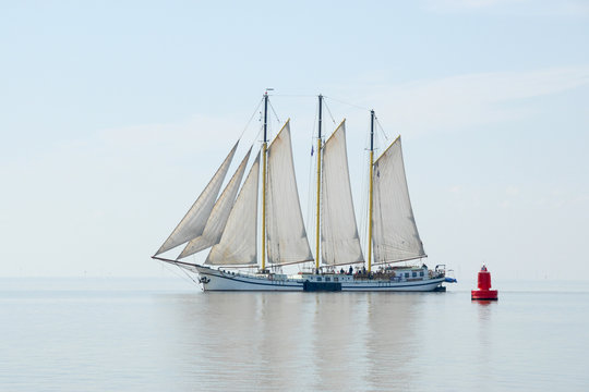 Groot zeilschip vaart op de rustige zee