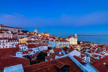 Vista de Alfama anoitecer em Lisboa