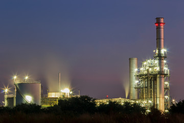 Obraz premium Gas turbine electrical power plant at dusk with blue hour. 