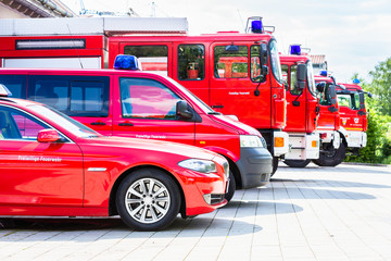 Fahrzeug-Flotte mit Autos und Einsatzfahrzeugen der Feuerwehr
