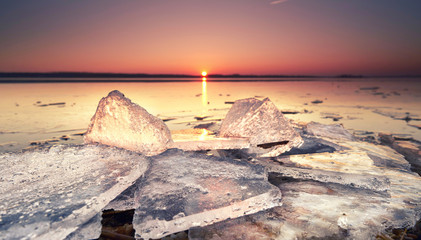 Zerbrochene Eisplatten am See