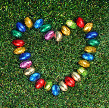 bunte Schokoeier im Gras - Ostern