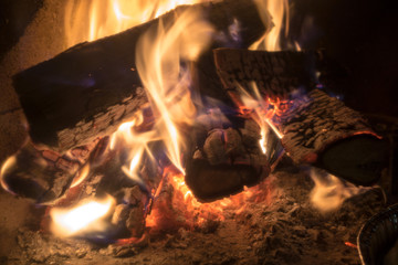 Legna che arde nel camino