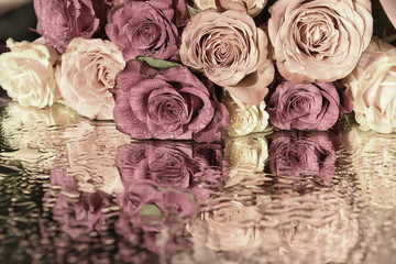 Panele Szklane Podświetlane  delikatny kremowo-różowe różyczki na lśniącej powierzchni mieniących się kropli. piękna powierzchnia odbijająca. Zabytkowy styl