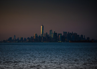 Naklejka premium New York City skyline at evening