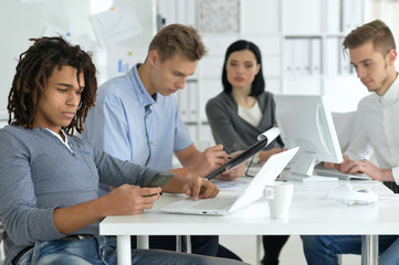 Obraz premium young people colleagues at office