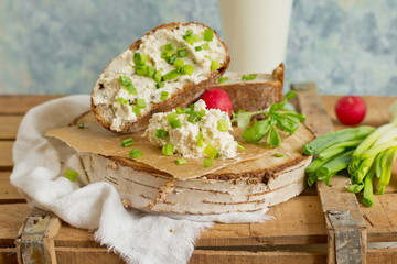 Bread with cream cheese, radish and chives
