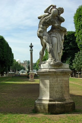 Fototapeta na wymiar Statue au jardin des Grands Explorateurs à Paris, France