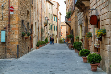 Fototapeta na wymiar Beautiful narrow alley with traditional historic houses at Pienza city