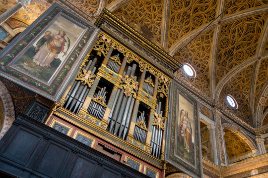 Fastoso organo a canne in una chiesa