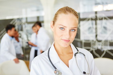 Fototapeta premium Junge Frau in der Ausbildung zur Ärztin