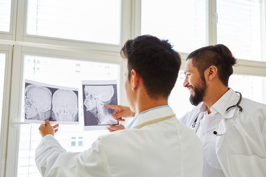 Zwei Ärzte schauen auf Röntgenbilder