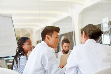 Studenten in der Ausbildung diskutieren