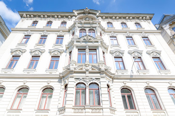 Fototapeta na wymiar Gründerzeithaus, Altbau mit hochwertiger Stuckfassade