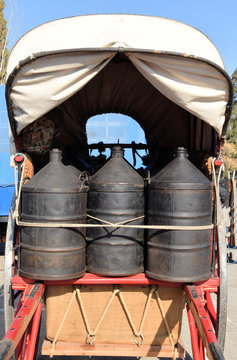 Transporte de bidones.
Carreta para transporte de bidones hace cien a&ntilde;os.
